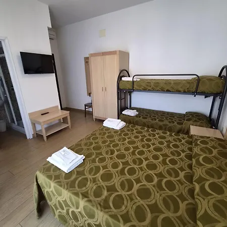 Hotel Santanna A 50 Metri Dal Mare Aperto Tutto L'anno 2*
