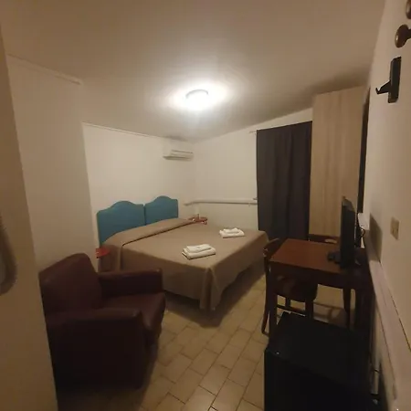 Hotel Santanna A 50 Metri Dal Mare Aperto Tutto L'anno 2*